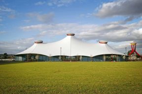 Melbourne_Showgrounds_Grand_Pavilion_by_day